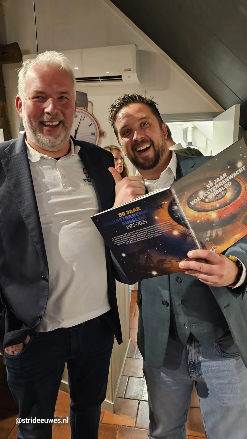 Maurice met het jubileumboek 50 jaar Volkssterrenwacht Bussloo