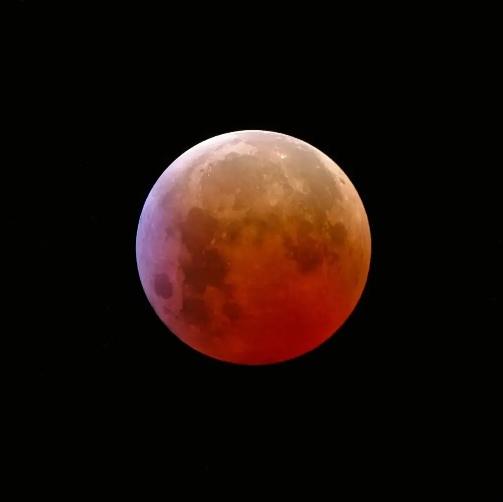 Een rood gekleurde bloedmaan
