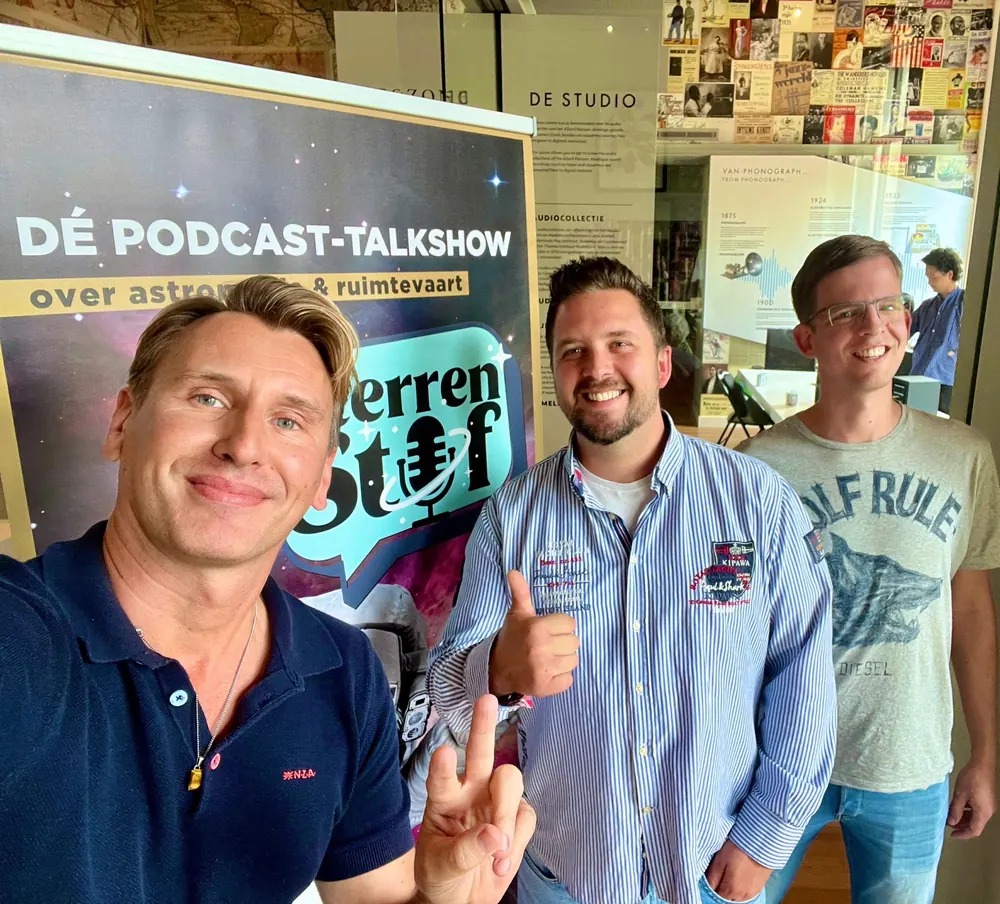 Maurice bij de banner van podcast Sterrenstof