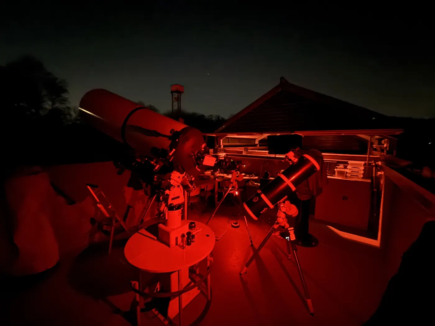 Telescopen op een sterrenwacht, verlicht met rood licht